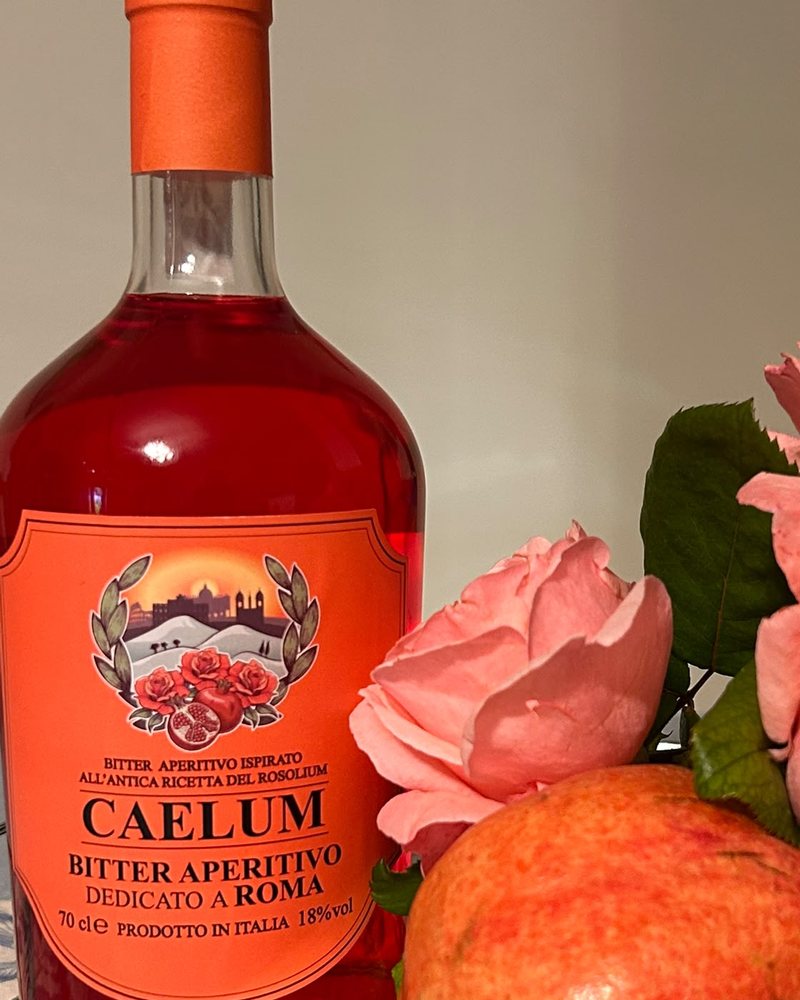 Bottiglia di Bitter Aperitivo Caelum con rose e melograni